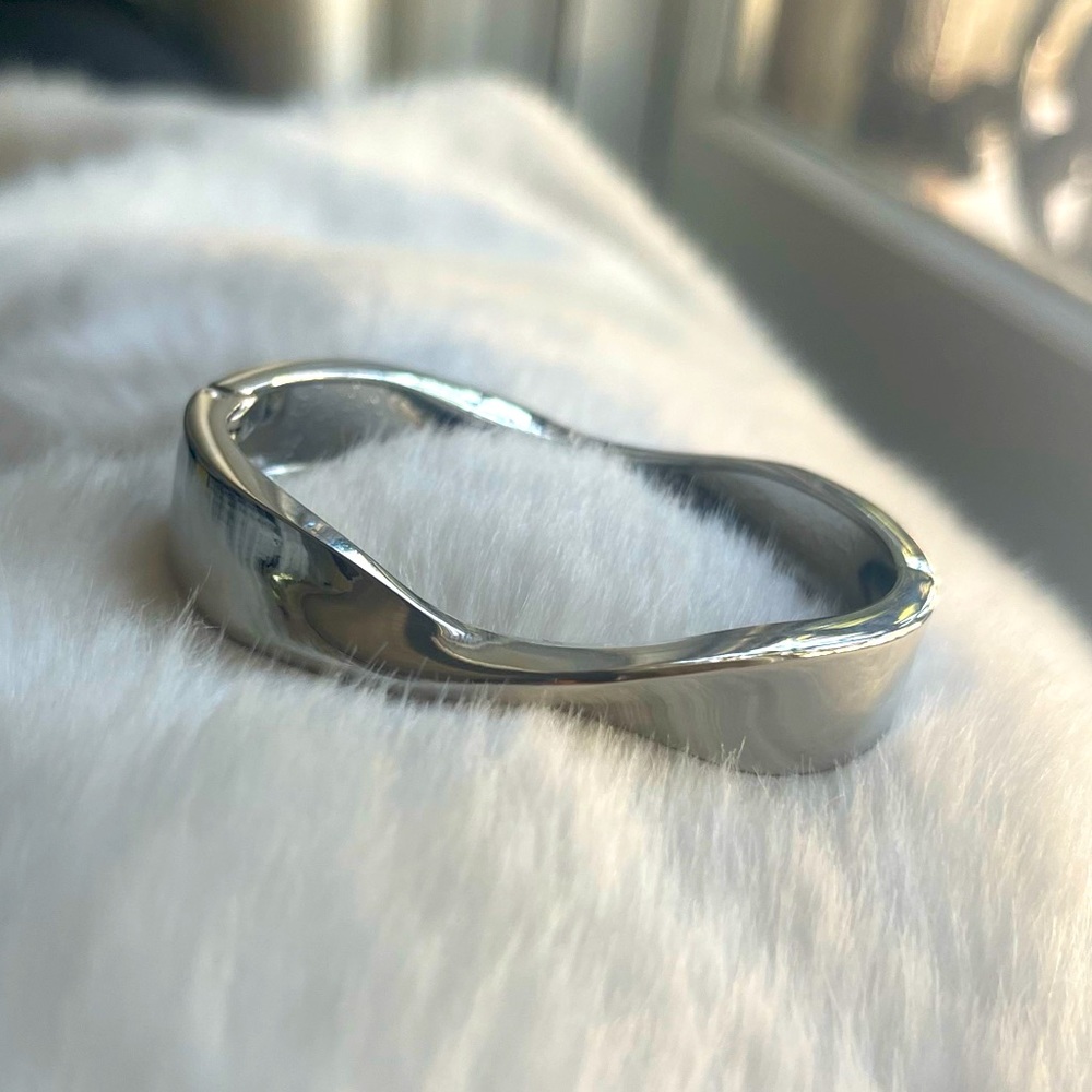 NEW! Silver Clasp Bracelet